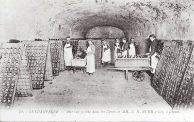 Champagneproduksjon: den nyeste teknologien innen flasker i en Mumm-kjeller i Reims, tidlig på 1900-tallet (bilde) av Unknown Artist