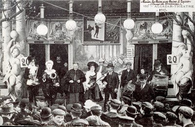 Musikalsk show på pepperkakemarkedet foran bygningen til Alcazar-teateret av Unknown Artist