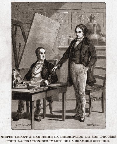 Niepce leser for Louis Daguerre i beskrivelsen av heliografi, for fiksering av bilder fra camera obscura - Nicephore Niepce (1765-1833), fransk oppfinner, pioner innen fotografi som leser for Daguerre beskrivelsen av metoden hans for å fikse bildene av Unknown artist