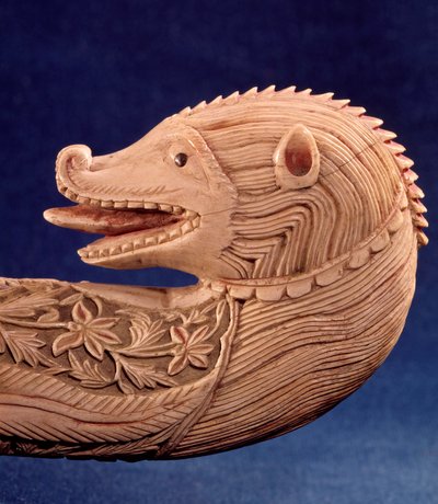 Orientalsk kunst: woulette tau (enden av hyrdestokken) med elfenbensfarget dyrehode. Detalj. Paris fra 1400-tallet, armensk museum av Unknown artist