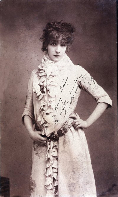 Portrett av Henriette Rosine Bernard dit Sarah Bernhardt (1844-1923), autografert fotografi av Unknown artist