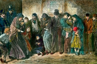 Fattigdom i London ved døren til et krisesenter Fattige og sultne familier står i kø foran et hjem. Gravering fra 1869. Privat samling av Unknown artist