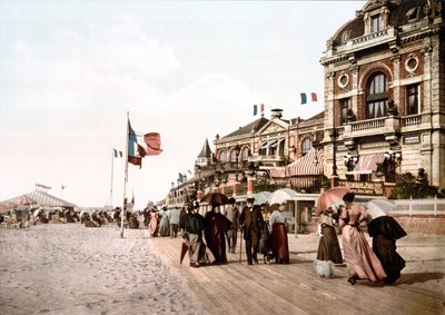 Promenade - Stor stue - Trouville. Fotokrom c. 1890. av Unknown artist