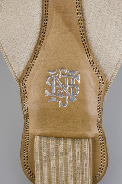 Seler, ca. 1880 (detaljvisning), brodert hvit sateng, lær, sølv, produsent ukjent av Unknown artist