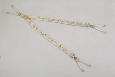 Seler, ca. 1880, brodert hvit sateng, lær, sølv, produsent ukjent av Unknown artist