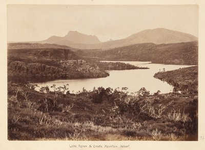 Hertugen og hertuginnen av York tok turen med HMS #39;Ophir#39; - mars til november 1901. Tavle 97, utsikt over Lake Agnew med Cradle Mountain i bakgrunnen. av Unknown Artist