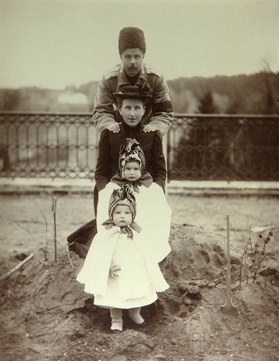 Introduserer familien til hertug Fyodor Uvrov på landstedet. Albumfoto av Unknown artist