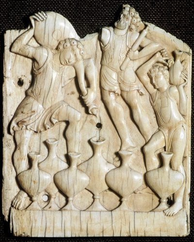 Bryllup i Kana: "" tjenerne fyller med vann seks krukker som Jesus Kristus skal gjøre om til vin""" Utskåret elfenbenstavle. London, Victoria and Albert Museum fra 1000-tallet av Unknown artist
