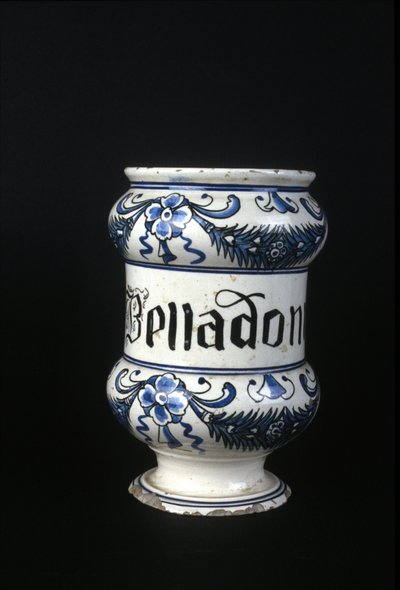 Apotekpotte fra det 16. århundre som inneholder Belladonna, giftig urt brukt i apotek. Museum for vitenskap og teknologi, Milano. av Unknown artist