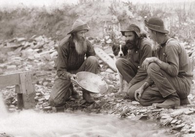 3 men filtering the earth to obtain gold: Gold seekers in southern Dakota, Rockerville. Photography 1889. av Unknown artist