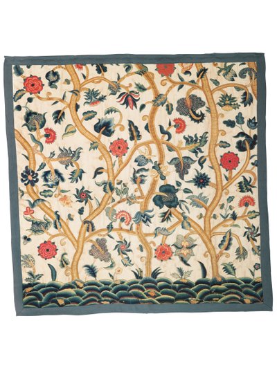 Et par crewel-oppheng (ull) av Unknown artist