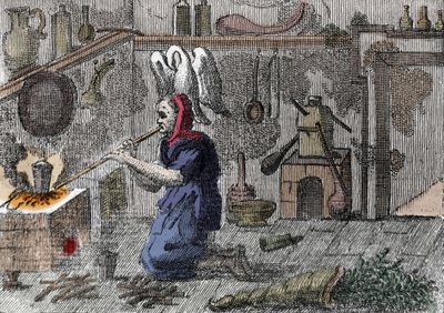 En heks i laboratoriet hennes lager en trylledrikk, rett et horn fylt med magiske urter. Gravering fra 1500-tallet av Unknown artist