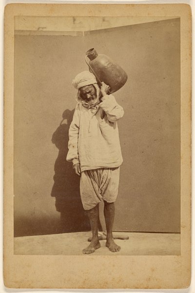 [Arabisk mann som bærer en mugge] av Unknown artist