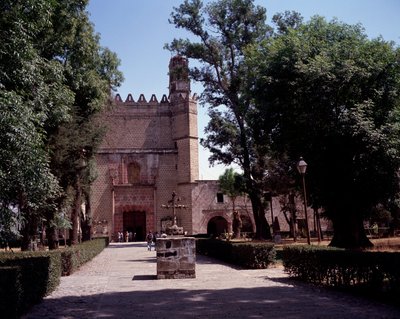 Art Mexico: utsikt over Augustinerklosteret (klosteret San Augustin Acolman) fra 1571. Korset er laget av Tequitquis urfolkskunstnere. Mexico. Acolman av Unknown artist