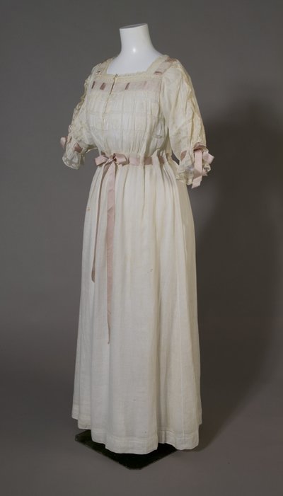 Bertha Palmers nattkjole, ca. 1880 (skrå utsikt foran), hvit bomull, blonder, broderi og silkebånd. av Unknown artist