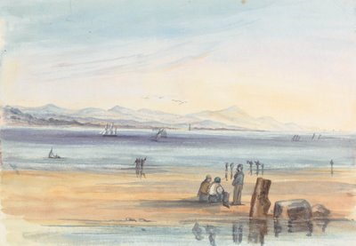 Figurer på en strand med fjell i det fjerne av Unknown artist