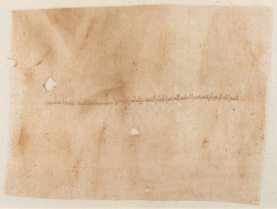 Fragment av et plagg med brodert inskripsjon av Unknown artist