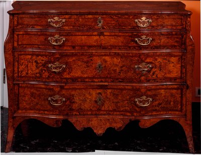 Møbler: kommode laget av sedertre. 1735-1745 ca. Dim. 97x137x68 cm Privat samling av Unknown artist