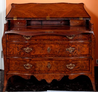 Møbler: kommode laget av sedertre. 1735-1745 ca. Dim. 97x137x68 cm Privat samling av Unknown artist