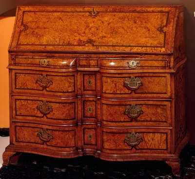 Møbler: skrivebord i sedertre. 1734-1740 ca. Dim. 111x127x61 cm Privat samling av Unknown artist