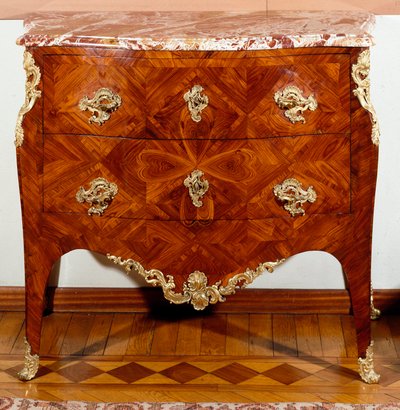Møbler: liten kommode laget av sedertre. 1735-1745 ca. Dim. 87x100x50 cm Privat samling av Unknown artist