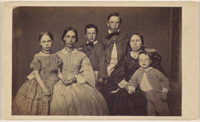 [Gruppeportrett av en familie, to kvinner og fire barn] av Unknown artist