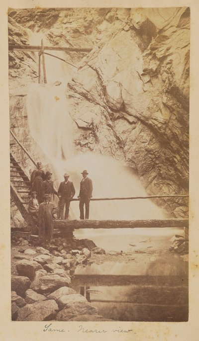 [Gruppe mennesker ved Seven Falls, Cheyenne Cañon, Colorado] av Unknown artist
