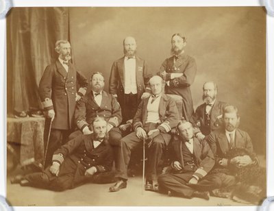 [Gruppeportrett av marineoffiserer] av Unknown artist