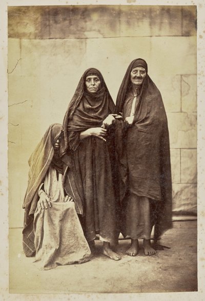 [Gruppeportrett av tre kvinner] av Unknown artist