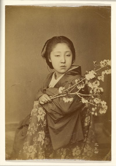 [Japansk kvinne som holder en blomstrende prunusgren] av Unknown artist