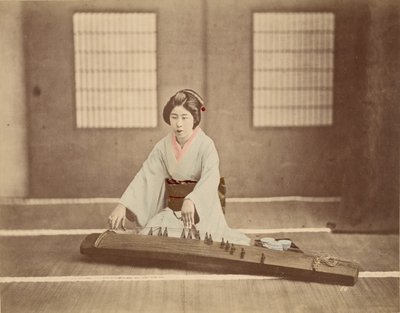 [Japansk kvinne som spiller Koto] av Unknown artist