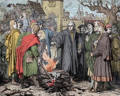 Martin Luther (1483-1546) en Wittenberg brenner boblen av ekskommunikasjon laget av pave Leon X av Unknown artist