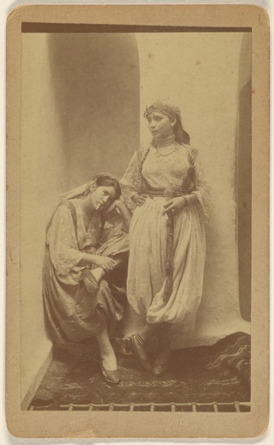 [Orientalistisk studioportrett av to kvinner] av Unknown artist