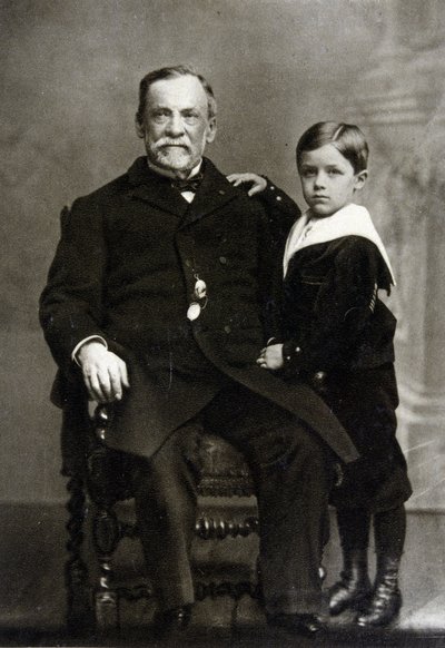 Portrett av Louis Pasteur (1822 - 1895) og hans barnebarn Louis Pasteur Vallery - Radot i 1893. av Unknown artist