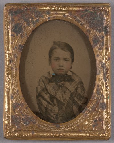 [Portrett av en liten gutt i rutete frakk og sløyfe] av Unknown artist