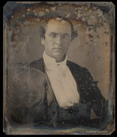 [Portrett av en sittende mann med ovale briller med stålinnfatning] av Unknown artist