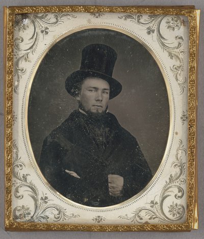 [Portrett av en sittende mann med hakeskinnskjegg i flosshatt] av Unknown artist