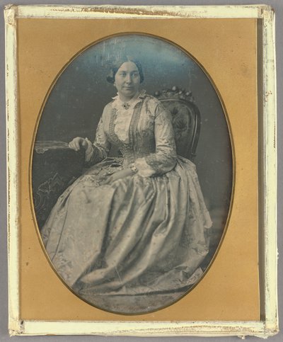 [Portrett av en sittende kvinne i lang, flagrende kjole] av Unknown artist