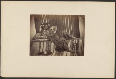 [Liggende algerisk odalisk, Ouled Nail-stammen] av Unknown artist