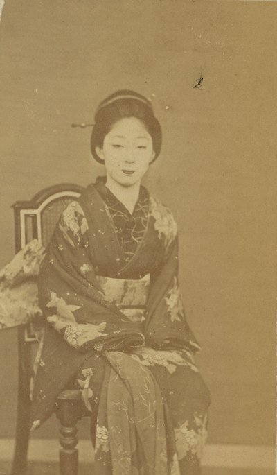 [Sittende japansk kvinne] av Unknown artist