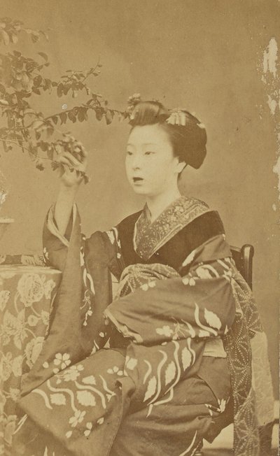 [Sittende japansk kvinne] av Unknown artist