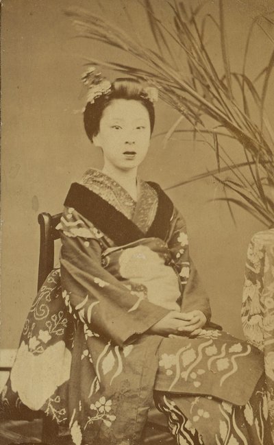[Sittende japansk kvinne] av Unknown artist