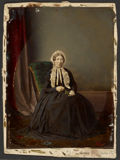 [Sittende kvinne med hatt] av Unknown artist