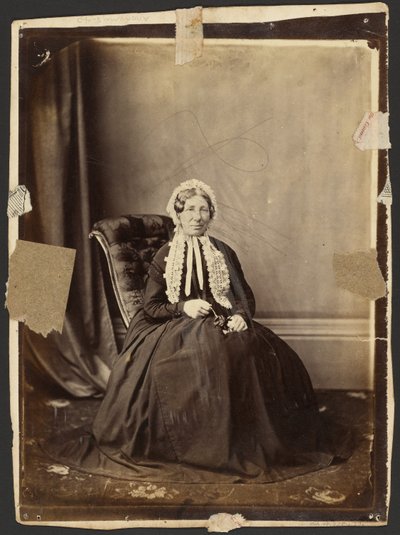 [Sittende kvinne med hatt] av Unknown artist