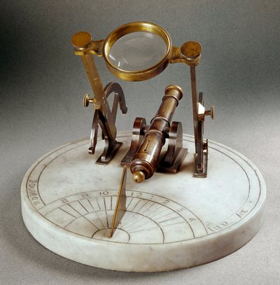 Solklokke kalt "" Cannon de midi"" (Cannone di mezzogiorno): den er sammensatt av en marmorplate eller er gravert en meridian. En tiltlinse gjør det mulig å avfyre pulveret fra en liten messingløs tønne ved middagstid. Diameter 30 cm. Realisert av Rousseau av Unknown artist