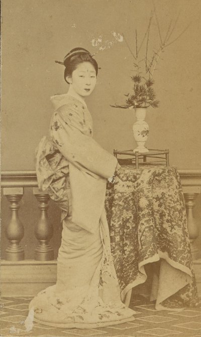 [Stående japansk kvinne] av Unknown artist
