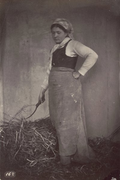 [Stående kvinne med ljå] av Unknown artist