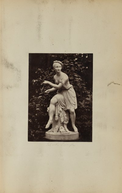 [Statue av jente med trekant] av Unknown artist