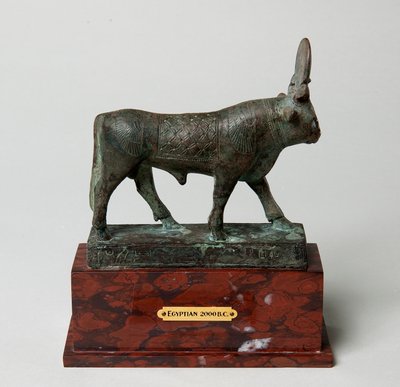 Statuett av Apis Bull av Unknown artist