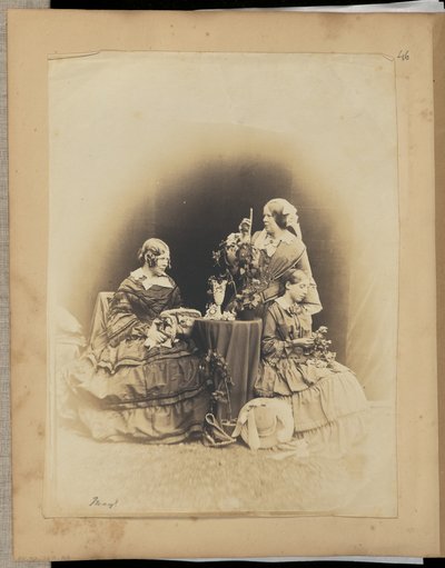 [Tre kvinner med blomster] av Unknown artist